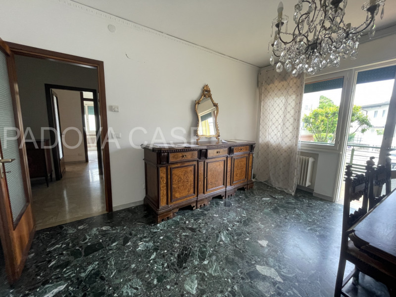 Ampio appartamento di 100 mq circa con garage, posto auto e poggiolo.

Se cerchi un’abitazione ch...