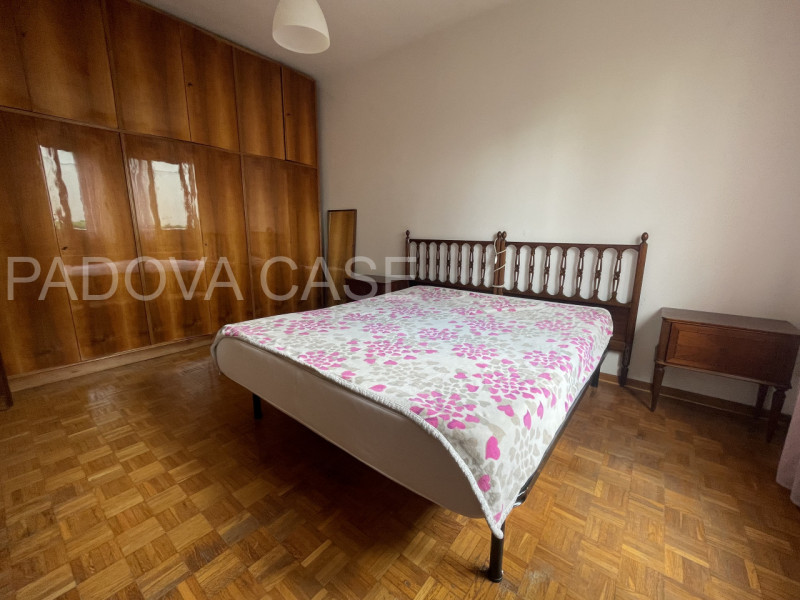 Ampio appartamento di 100 mq circa con garage, posto auto e poggiolo.

Se cerchi un’abitazione ch...