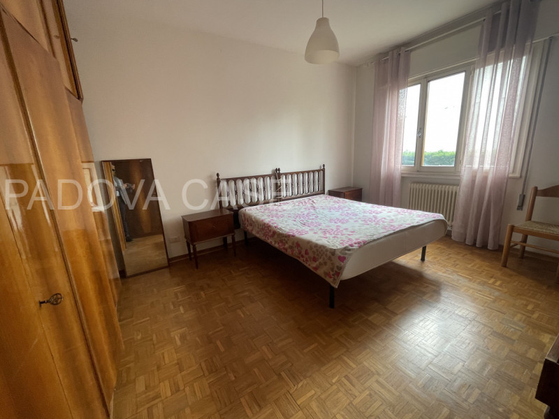 Ampio appartamento di 100 mq circa con garage, posto auto e poggiolo.

Se cerchi un’abitazione ch...