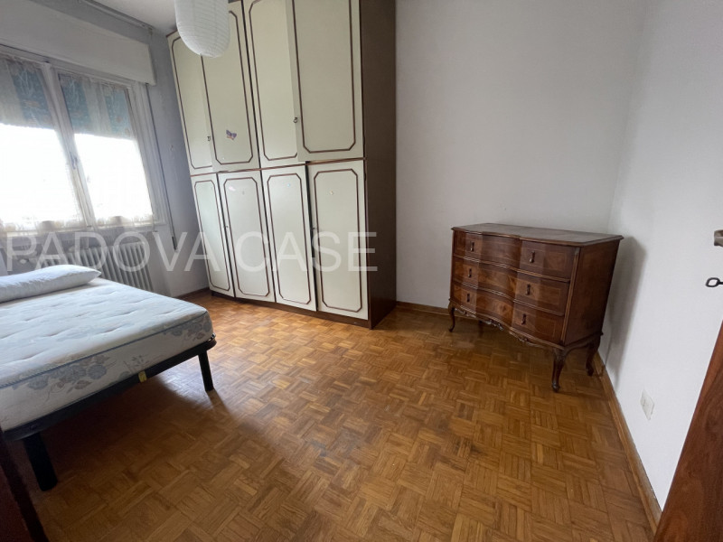 Ampio appartamento di 100 mq circa con garage, posto auto e poggiolo.

Se cerchi un’abitazione ch...