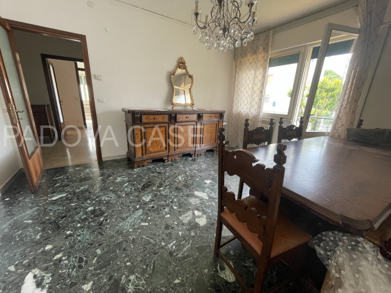 Ampio appartamento di 100 mq circa con garage, posto auto e poggiolo.

Se cerchi un’abitazione ch...