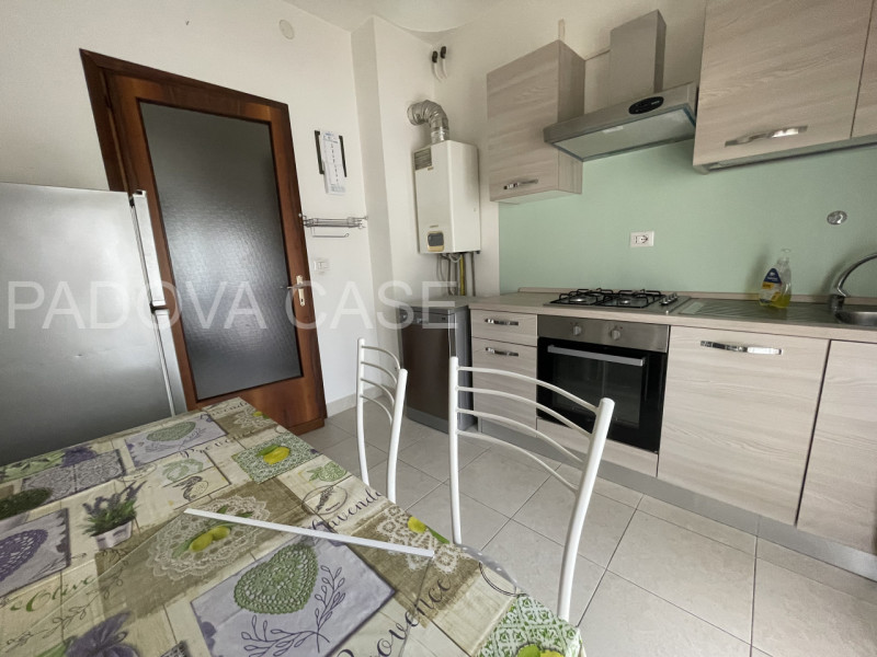 Ampio appartamento di 100 mq circa con garage, posto auto e poggiolo.

Se cerchi un’abitazione ch...