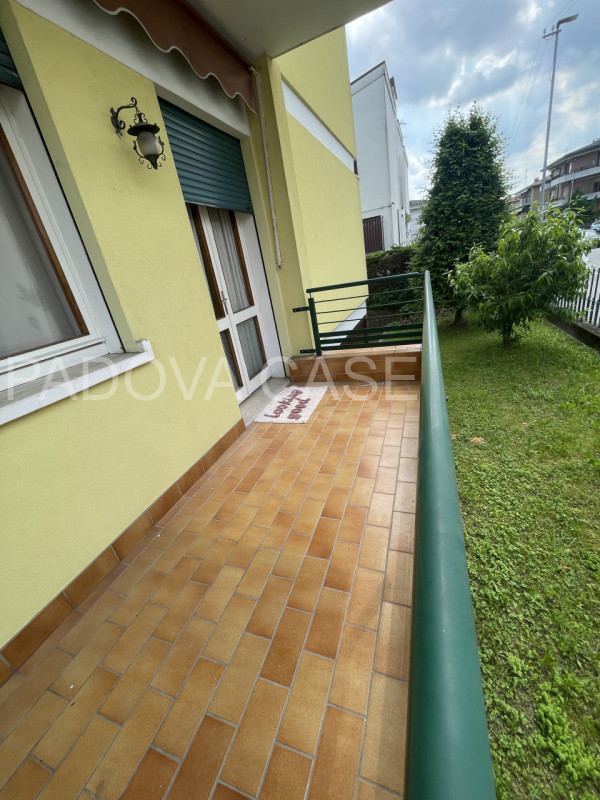 Ampio appartamento di 100 mq circa con garage, posto auto e poggiolo.

Se cerchi un’abitazione ch...