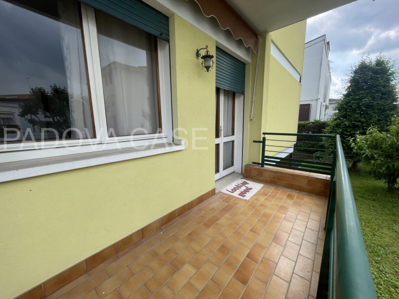 Ampio appartamento di 100 mq circa con garage, posto auto e poggiolo.

Se cerchi un’abitazione ch...