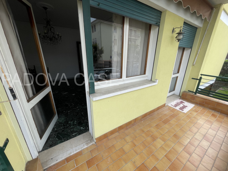 Ampio appartamento di 100 mq circa con garage, posto auto e poggiolo.

Se cerchi un’abitazione ch...