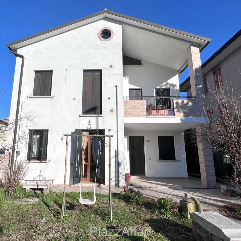 Soluzione ideale per 2 nuclei familiari, con ingressi indipendenti.
A due passi dal Centro Storic...