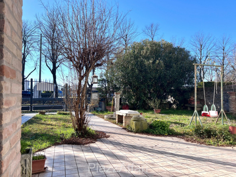 Soluzione ideale per 2 nuclei familiari, con ingressi indipendenti.
A due passi dal Centro Storic...