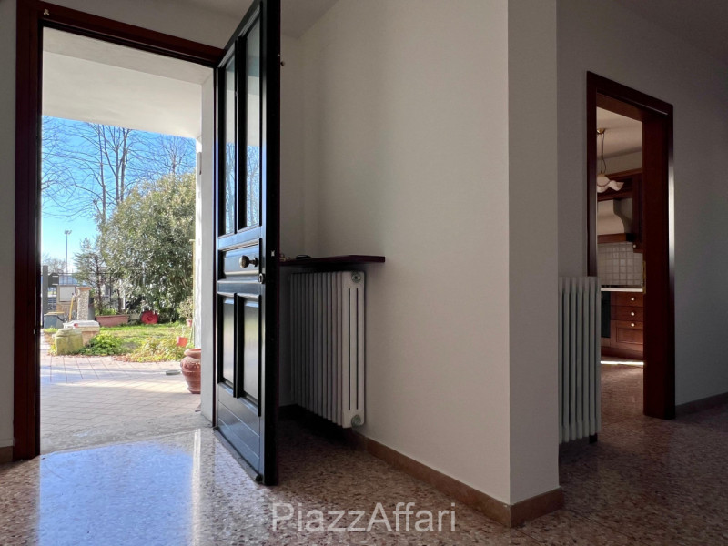 Soluzione ideale per 2 nuclei familiari, con ingressi indipendenti.
A due passi dal Centro Storic...