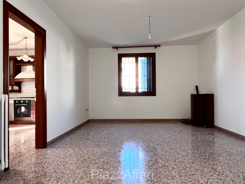 Soluzione ideale per 2 nuclei familiari, con ingressi indipendenti.
A due passi dal Centro Storic...