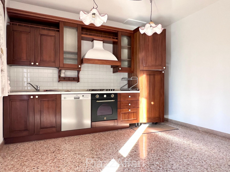 Soluzione ideale per 2 nuclei familiari, con ingressi indipendenti.
A due passi dal Centro Storic...