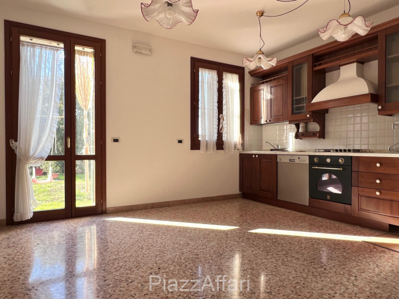 Soluzione ideale per 2 nuclei familiari, con ingressi indipendenti.
A due passi dal Centro Storic...