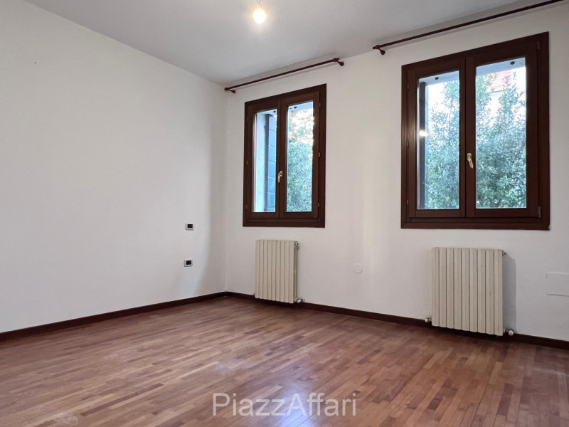 Soluzione ideale per 2 nuclei familiari, con ingressi indipendenti.
A due passi dal Centro Storic...