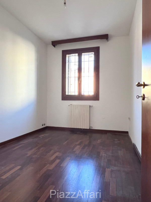 Soluzione ideale per 2 nuclei familiari, con ingressi indipendenti.
A due passi dal Centro Storic...