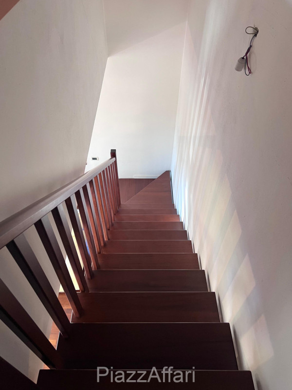 Soluzione ideale per 2 nuclei familiari, con ingressi indipendenti.
A due passi dal Centro Storic...