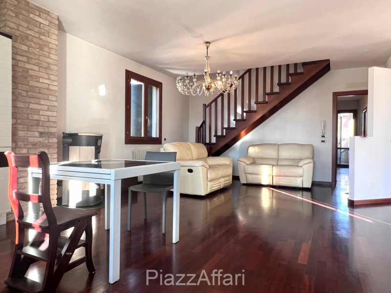 Soluzione ideale per 2 nuclei familiari, con ingressi indipendenti.
A due passi dal Centro Storic...