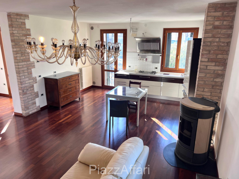 Soluzione ideale per 2 nuclei familiari, con ingressi indipendenti.
A due passi dal Centro Storic...