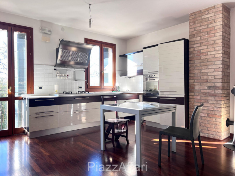 Soluzione ideale per 2 nuclei familiari, con ingressi indipendenti.
A due passi dal Centro Storic...