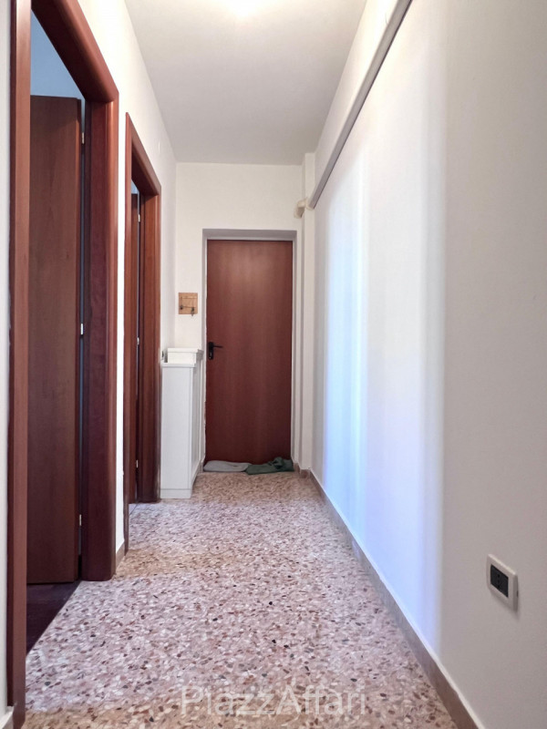 Soluzione ideale per 2 nuclei familiari, con ingressi indipendenti.
A due passi dal Centro Storic...