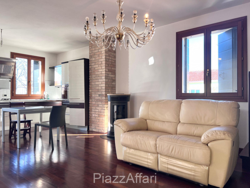 Soluzione ideale per 2 nuclei familiari, con ingressi indipendenti.
A due passi dal Centro Storic...