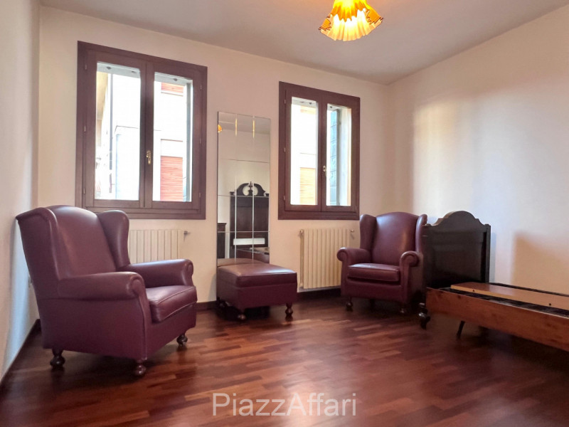 Soluzione ideale per 2 nuclei familiari, con ingressi indipendenti.
A due passi dal Centro Storic...