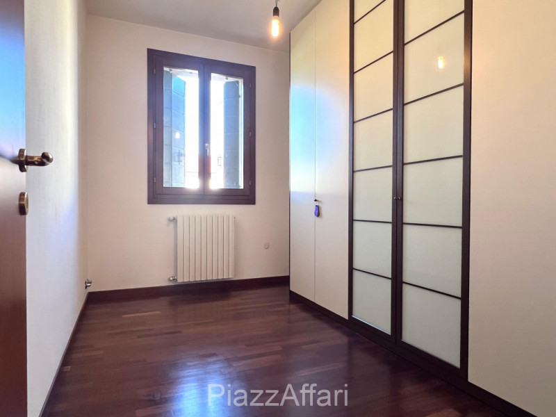 Soluzione ideale per 2 nuclei familiari, con ingressi indipendenti.
A due passi dal Centro Storic...