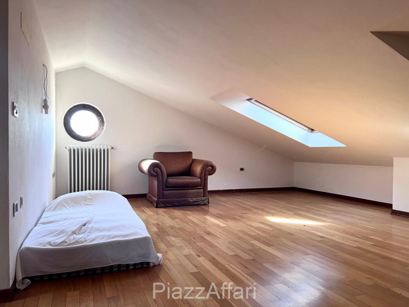 Soluzione ideale per 2 nuclei familiari, con ingressi indipendenti.
A due passi dal Centro Storic...