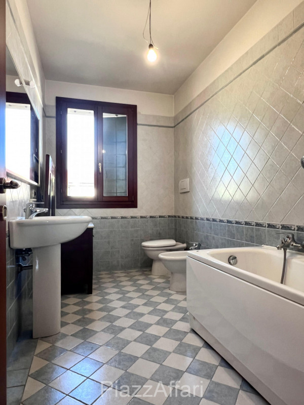 Soluzione ideale per 2 nuclei familiari, con ingressi indipendenti.
A due passi dal Centro Storic...