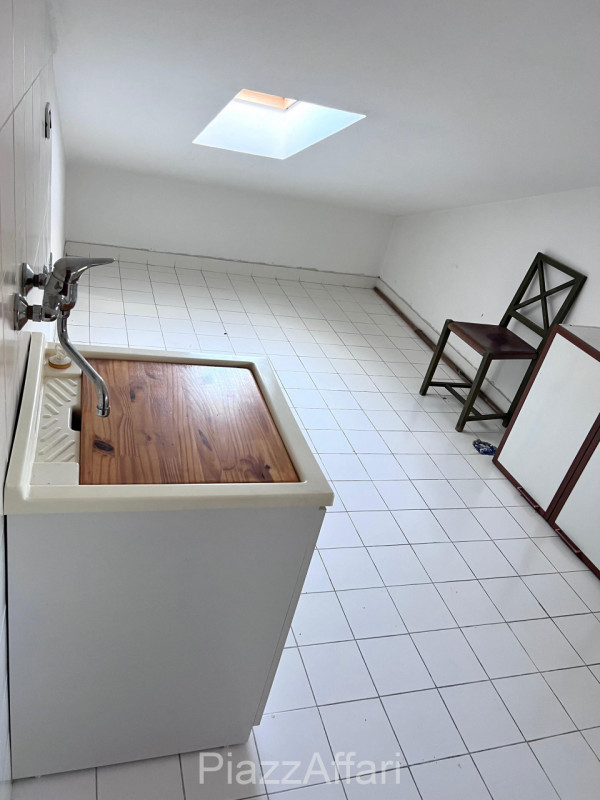 Soluzione ideale per 2 nuclei familiari, con ingressi indipendenti.
A due passi dal Centro Storic...