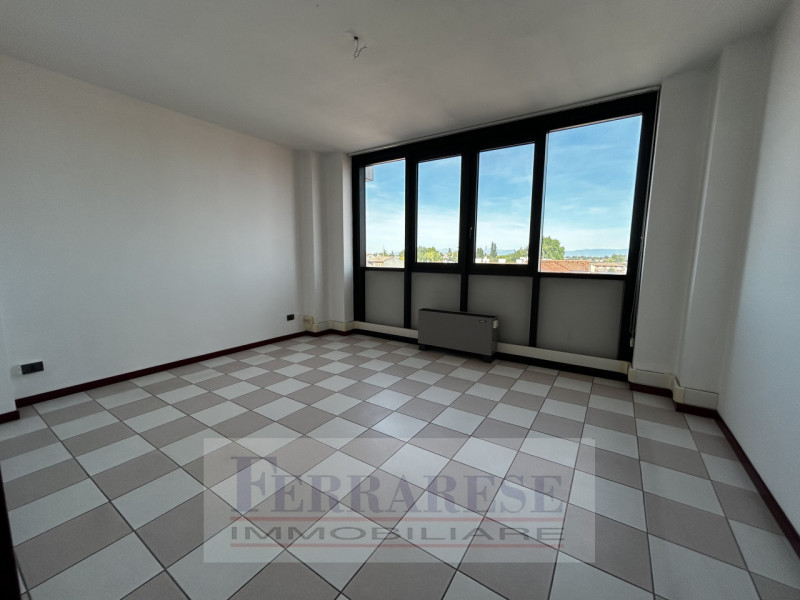 Se stai cercando un UFFICIO spazioso e ben posizionato nella vivace zona di Ponte di Brenta a Pad...