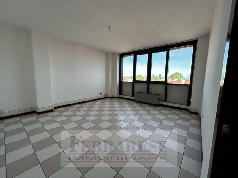 Se stai cercando un UFFICIO spazioso e ben posizionato nella vivace zona di Ponte di Brenta a Pad...