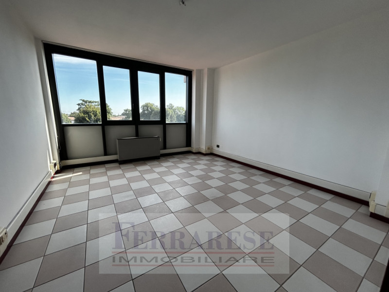 Se stai cercando un UFFICIO spazioso e ben posizionato nella vivace zona di Ponte di Brenta a Pad...