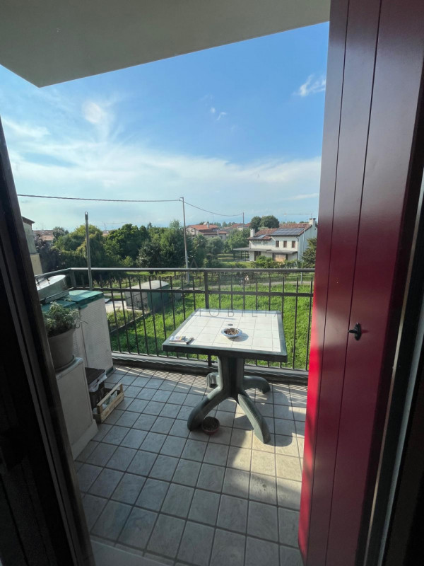 Proponiamo in vendita un elegante appartamento duplex situato nel cuore di Loreggia, in una zona ...