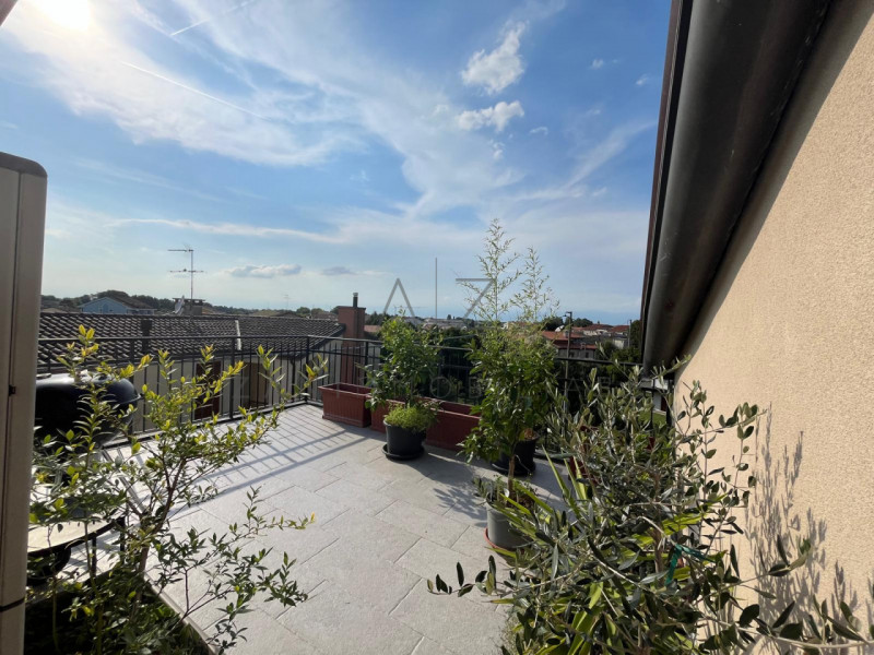 Proponiamo in vendita un elegante appartamento duplex situato nel cuore di Loreggia, in una zona ...