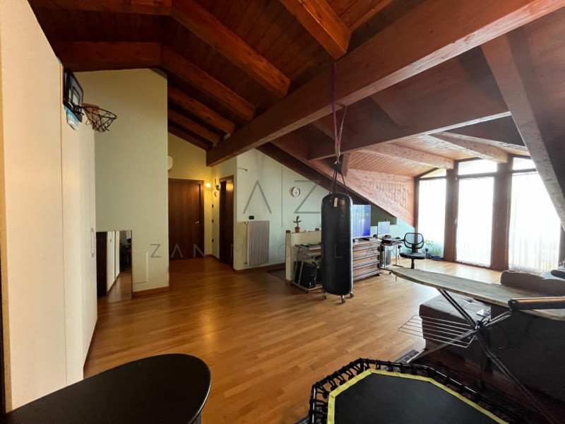 Proponiamo in vendita un elegante appartamento duplex situato nel cuore di Loreggia, in una zona ...