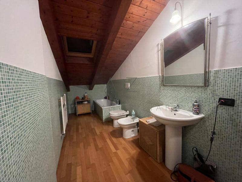 Proponiamo in vendita un elegante appartamento duplex situato nel cuore di Loreggia, in una zona ...