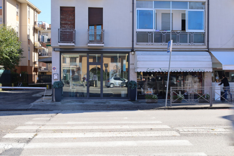 SAN FRANCESCO

Inserito in una zona comoda a tutti i principali servizi e a pochi minuti dal cent...