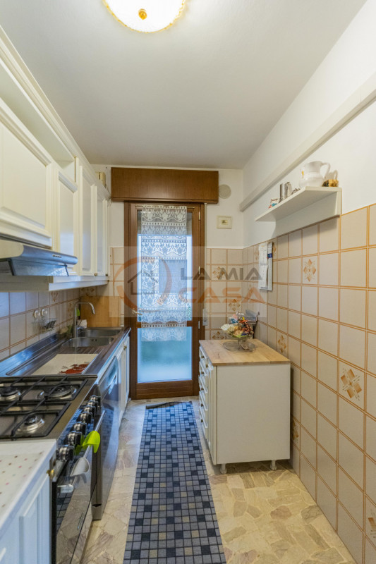 PADOVA - GUIZZA: Appartamento ristrutturato nel 2018 posto al primo piano, dispone di soggiorno c...