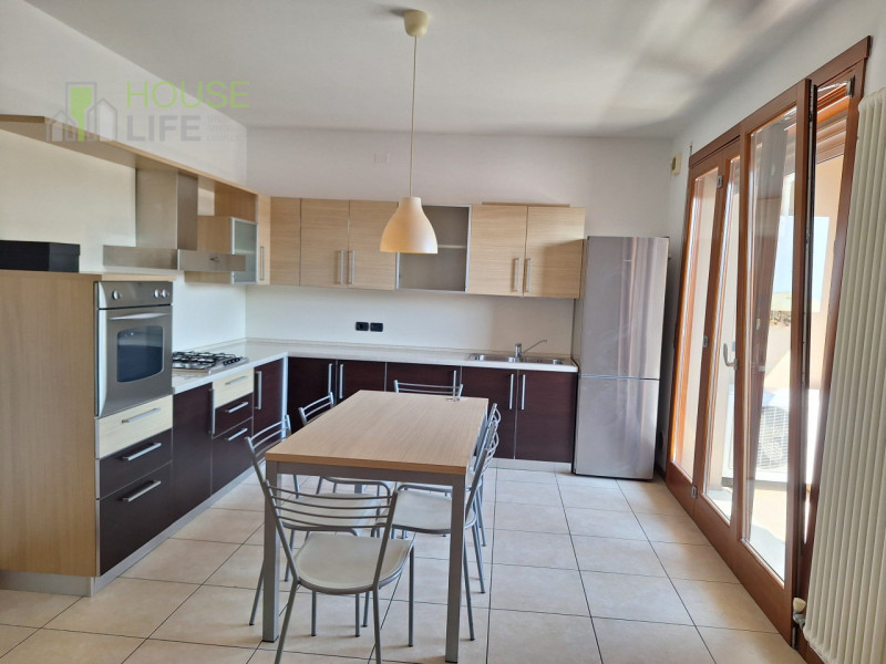 MALO: spazioso APPARTAMENTO BICAMERE al piano primo e ultimo con zona giorno open-space, due bagn...