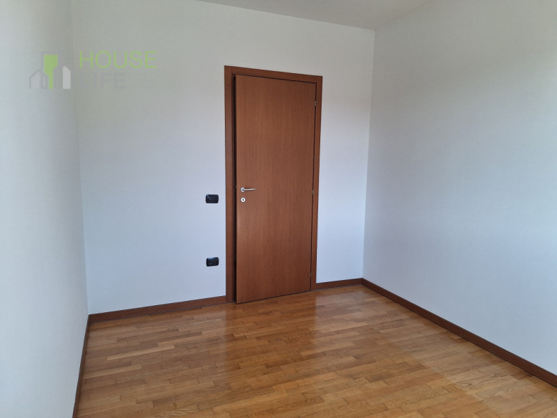 MALO: spazioso APPARTAMENTO BICAMERE al piano primo e ultimo con zona giorno open-space, due bagn...