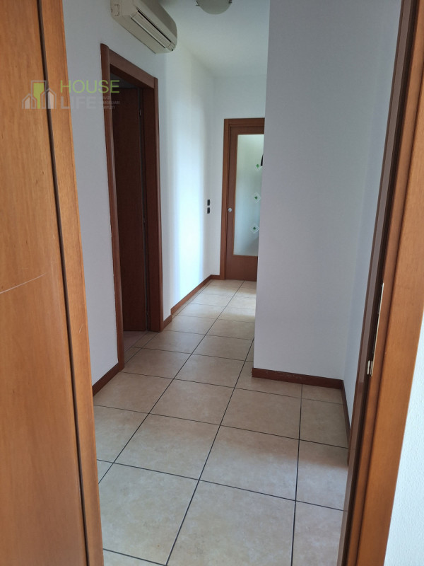 MALO: spazioso APPARTAMENTO BICAMERE al piano primo e ultimo con zona giorno open-space, due bagn...