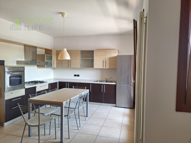 MALO: spazioso APPARTAMENTO BICAMERE al piano primo e ultimo con zona giorno open-space, due bagn...