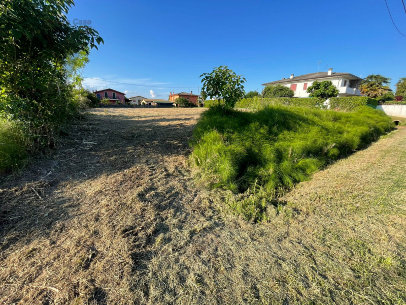 Legnaro, località Casone, in tranquilla zona residenziale comoda a raggiungere Legnaro, Saonara e...
