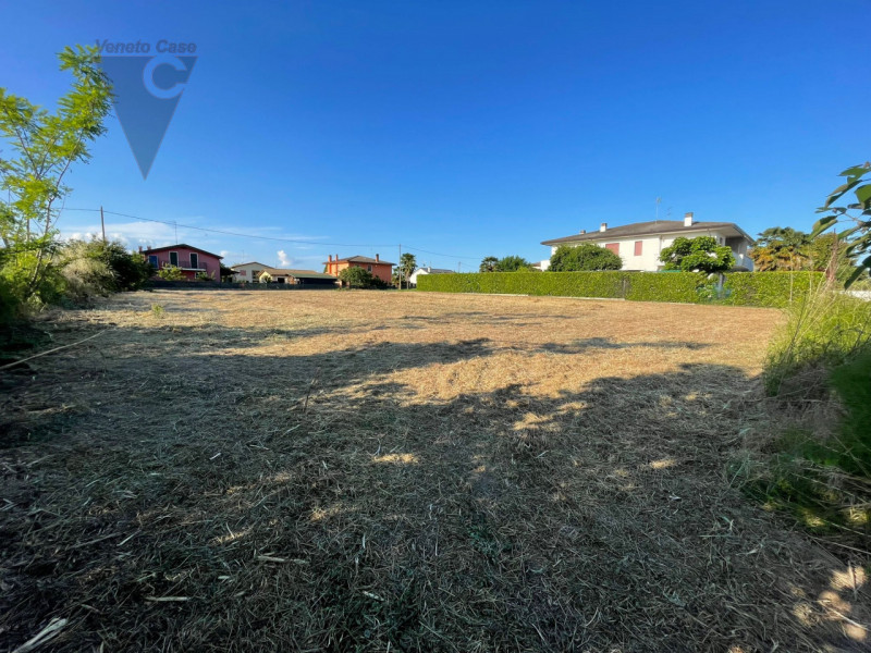 Legnaro, località Casone, in tranquilla zona residenziale comoda a raggiungere Legnaro, Saonara e...