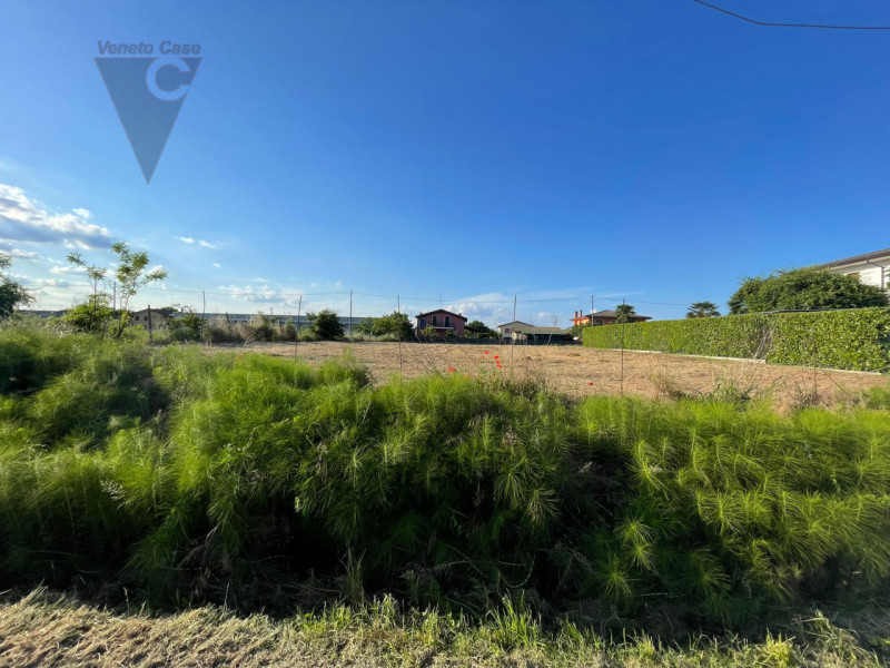 Legnaro, località Casone, in tranquilla zona residenziale comoda a raggiungere Legnaro, Saonara e...