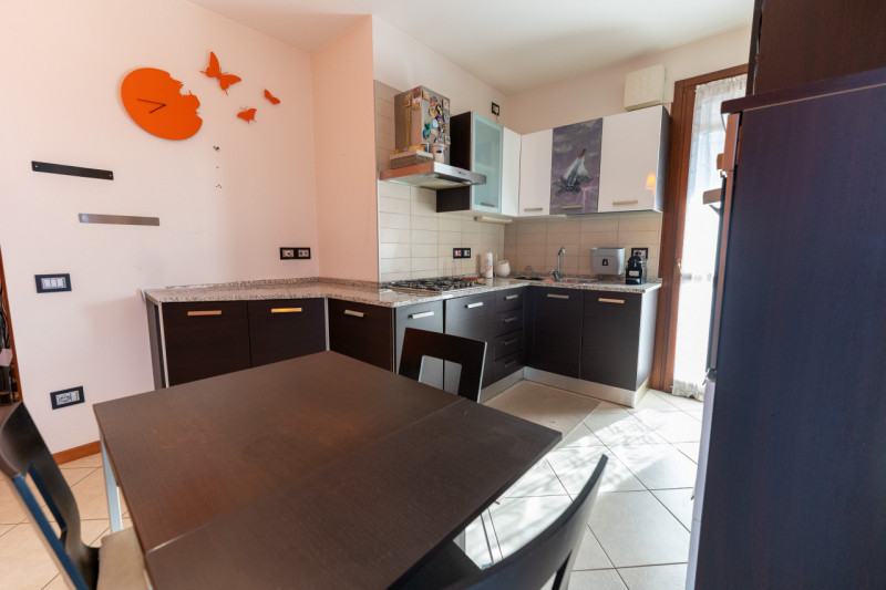 In quartiere residenziale a Polverara, proponiamo un accogliente e moderno appartamento di circa ...