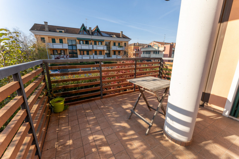 In quartiere residenziale a Polverara, proponiamo un accogliente e moderno appartamento di circa ...