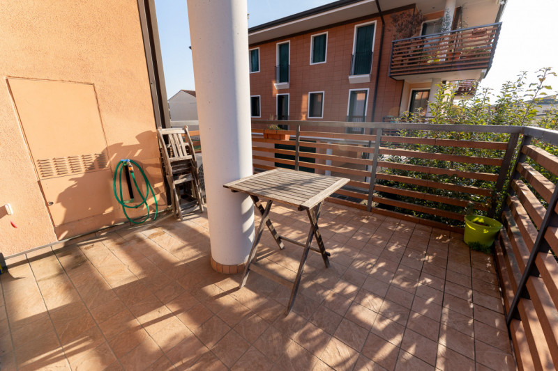 In quartiere residenziale a Polverara, proponiamo un accogliente e moderno appartamento di circa ...