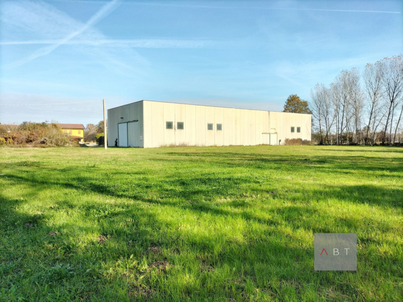 Capannone ad uso commerciale di 1000 mq. con possibilità di costruire altri 1200 mq. di fabbricat...