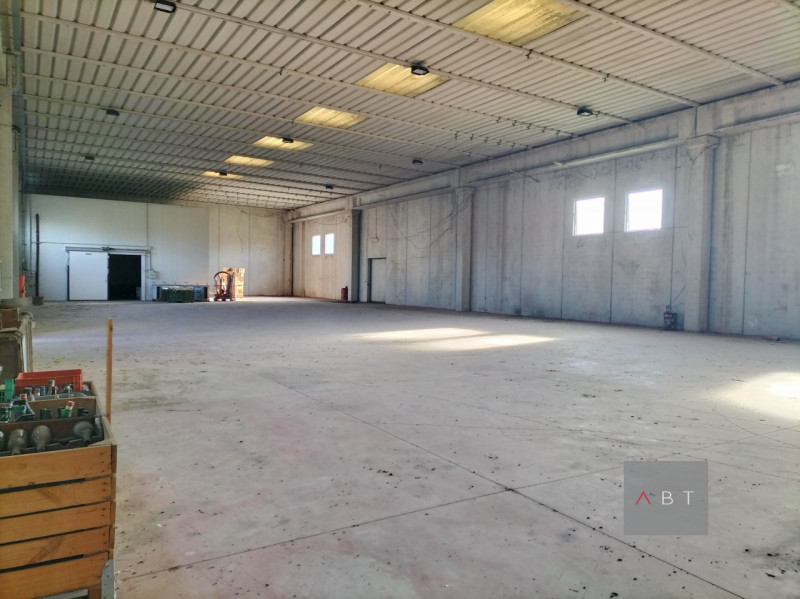 Capannone ad uso commerciale di 1000 mq. con possibilità di costruire altri 1200 mq. di fabbricat...