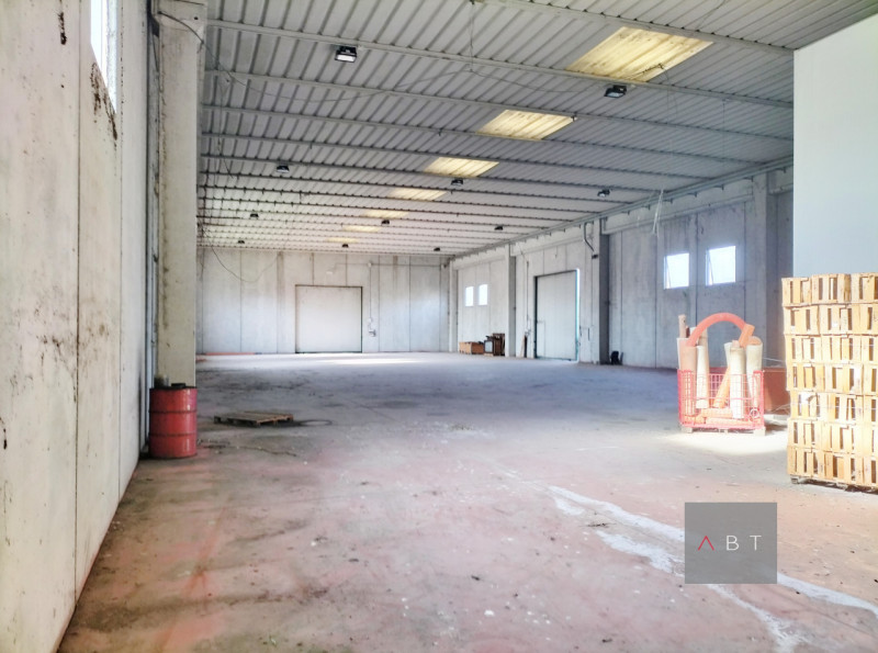 Capannone ad uso commerciale di 1000 mq. con possibilità di costruire altri 1200 mq. di fabbricat...